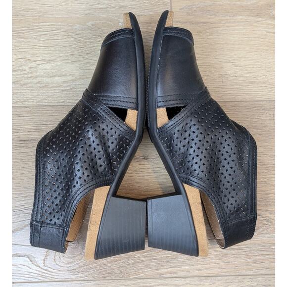 Array Leather Ankle Sandals Black 9.5 Laser Cut Block Heel Peep Toe Comfort NEW - Picture 2 of 12